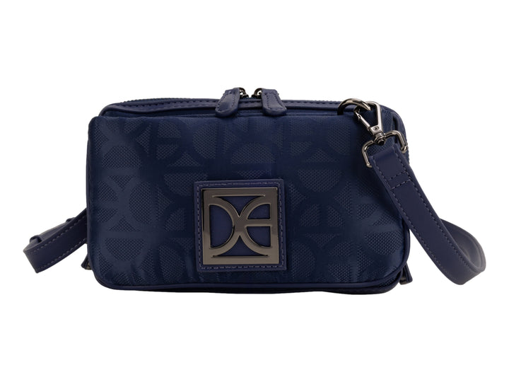 Bolso bandolera pequeño de color azul con logotipo metálico frontal y correa ajustable.