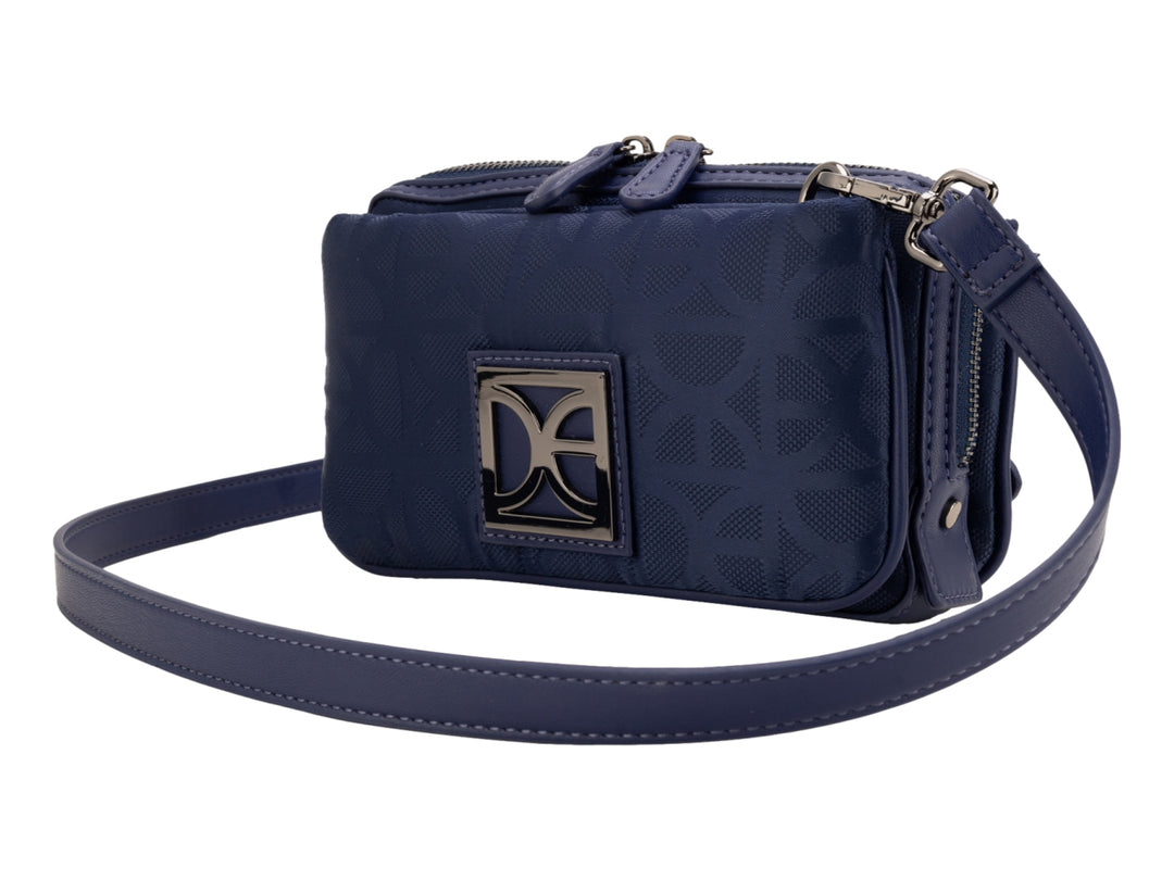 Bolso bandolera pequeño de color azul con logotipo metálico frontal y correa ajustable.