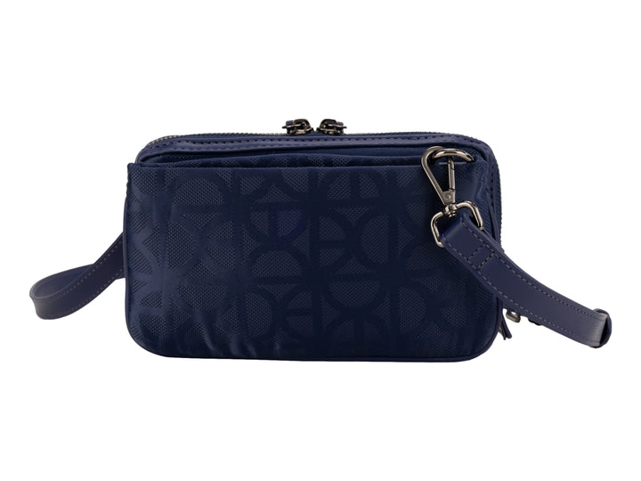 Bolso bandolera pequeño de color azul con logotipo metálico frontal y correa ajustable.