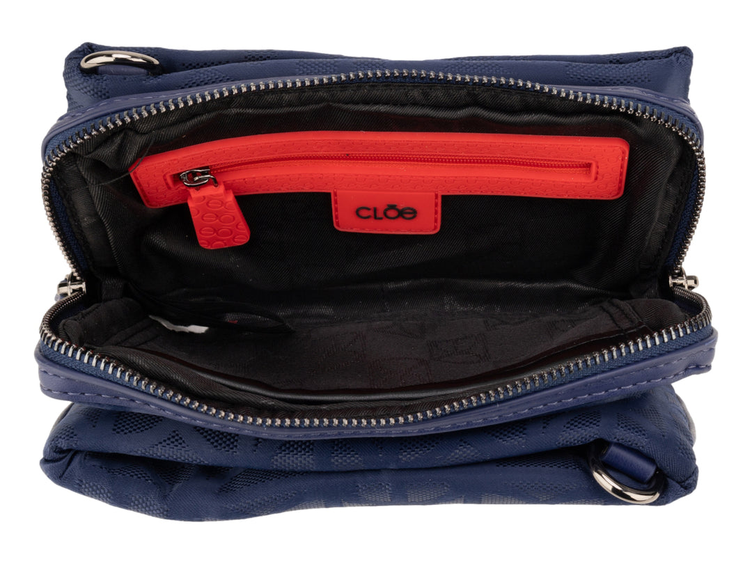 Bolso bandolera pequeño de color azul con logotipo metálico frontal y correa ajustable.