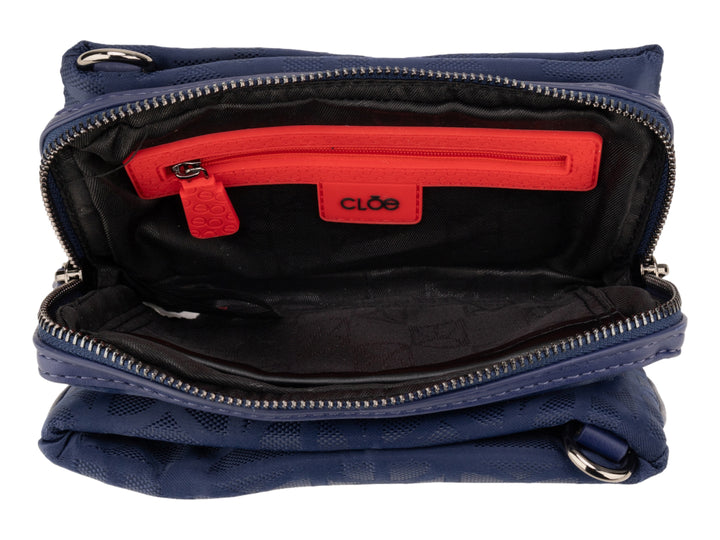 Bolso bandolera pequeño de color azul con logotipo metálico frontal y correa ajustable.