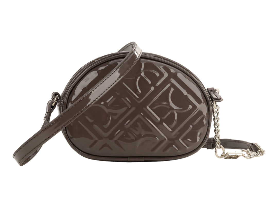 Bolso circular Cloe en color gris con acabado brillante, correa larga y detalles de cadena plateada.
