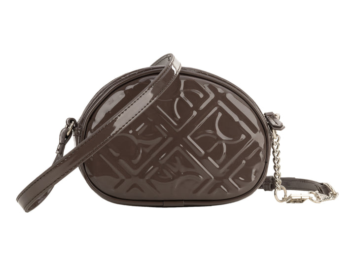 Bolso circular Cloe en color gris con acabado brillante, correa larga y detalles de cadena plateada.