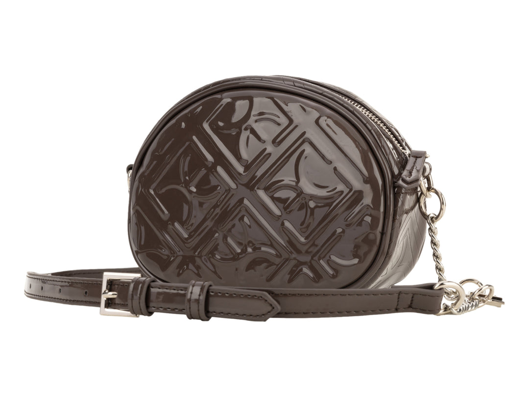 Bolso circular Cloe en color gris con acabado brillante, correa larga y detalles de cadena plateada.