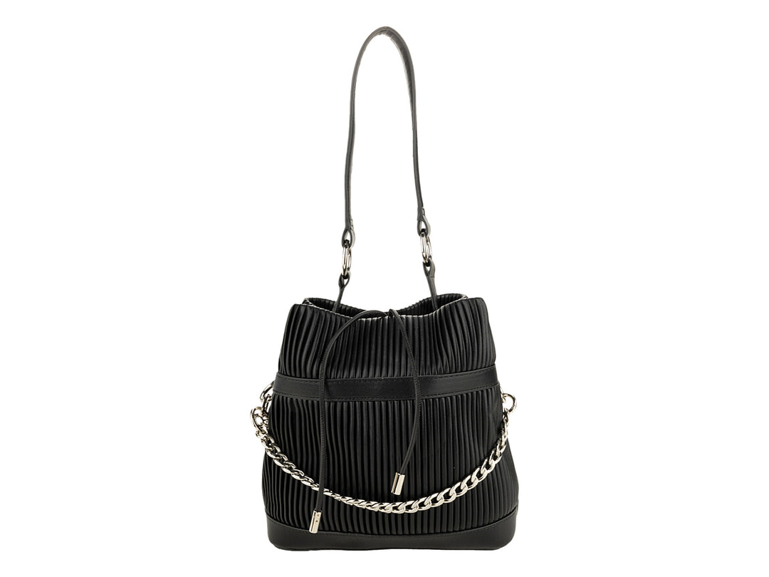 Bolsa de hombro Cloe color negro con textura plisada, detalles de cadena plateada y asa larga.