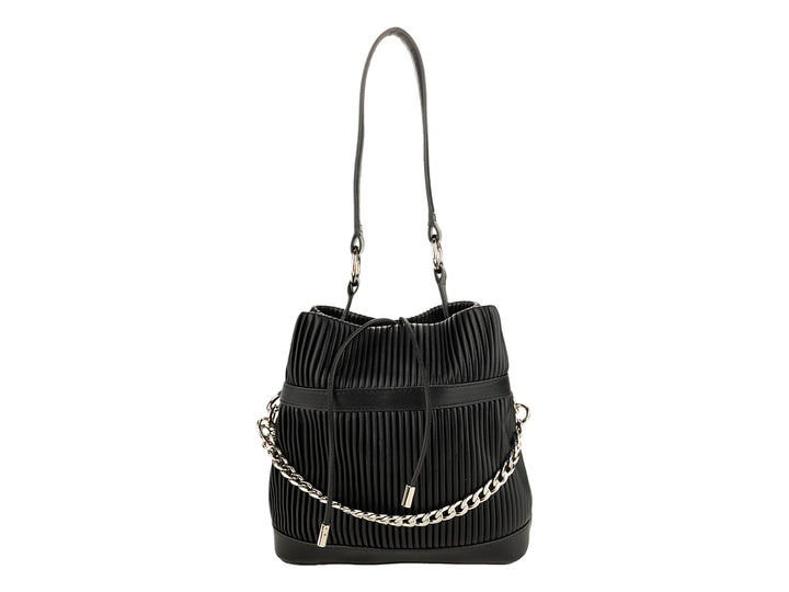 Bolsa de hombro Cloe color negro con textura plisada, detalles de cadena plateada y asa larga.