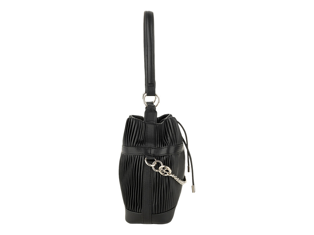 Bolsa de hombro Cloe color negro con textura plisada, detalles de cadena plateada y asa larga.