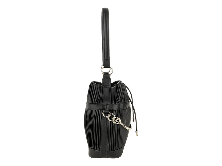 Bolsa de hombro Cloe color negro con textura plisada, detalles de cadena plateada y asa larga.