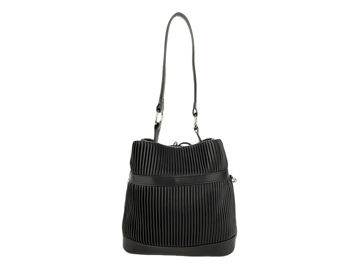 Bolsa de hombro Cloe color negro con textura plisada, detalles de cadena plateada y asa larga.