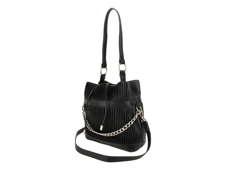 Bolsa de hombro Cloe color negro con textura plisada, detalles de cadena plateada y asa larga.