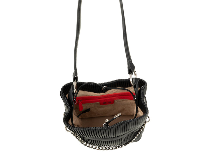 Bolsa de hombro Cloe color negro con textura plisada, detalles de cadena plateada y asa larga.