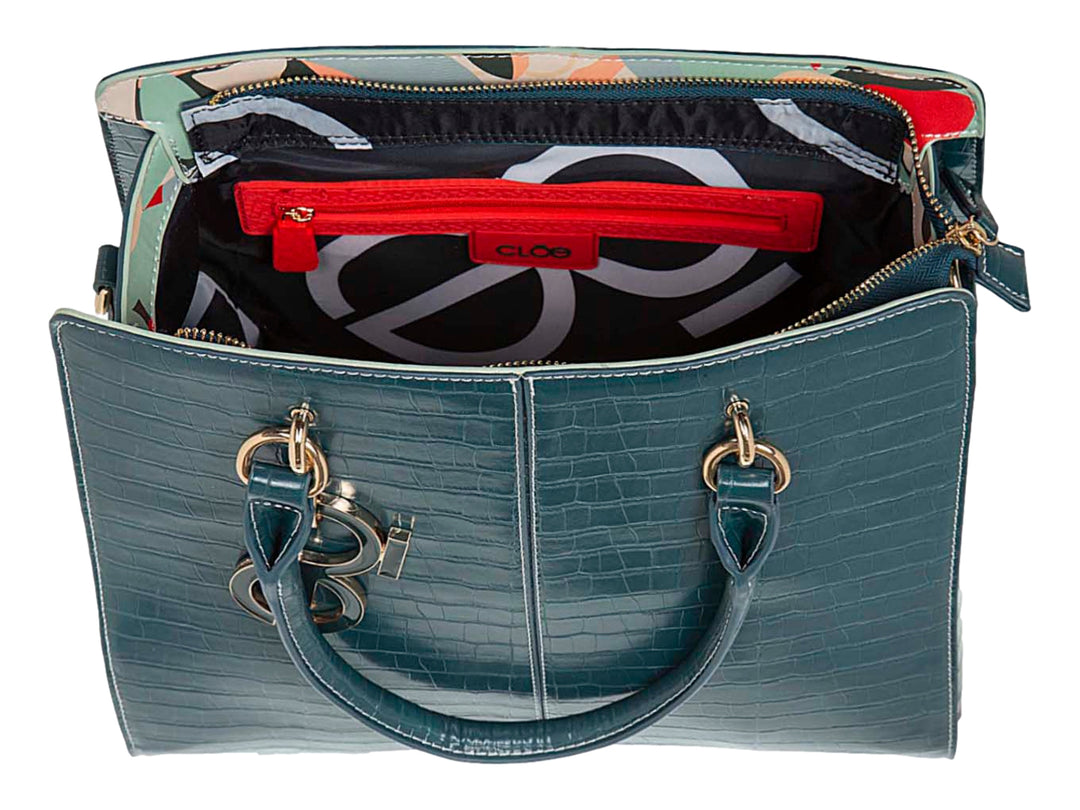 Bolso de mano color verde oscuro con textura de piel de cocodrilo y detalles metálicos dorados.