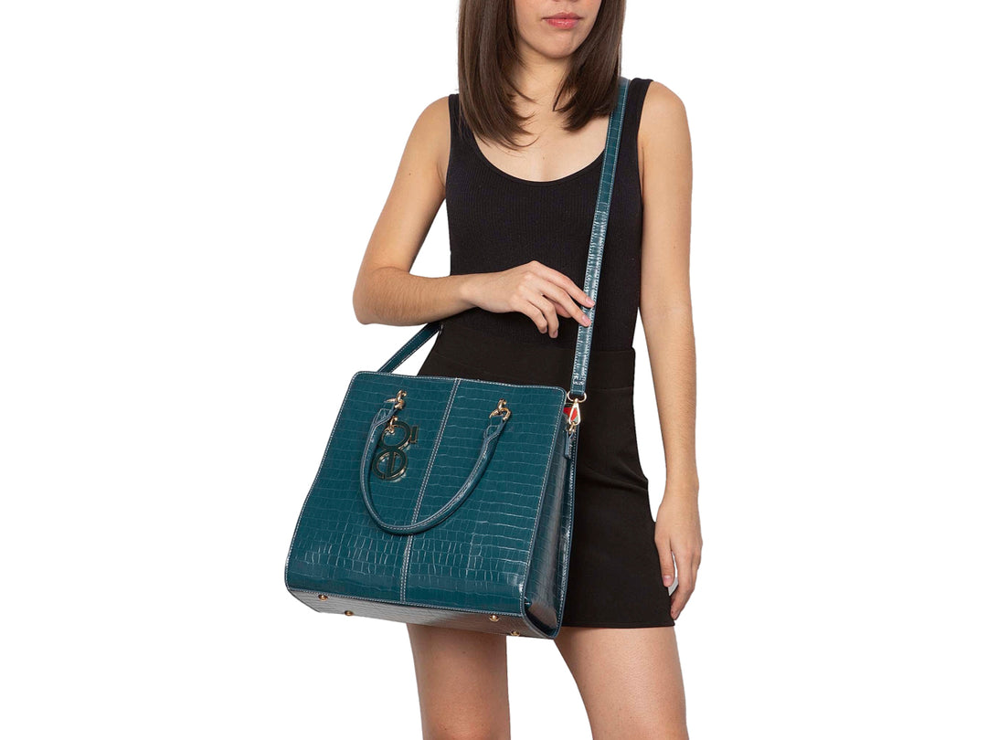 Bolso de mano color verde oscuro con textura de piel de cocodrilo y detalles metálicos dorados.