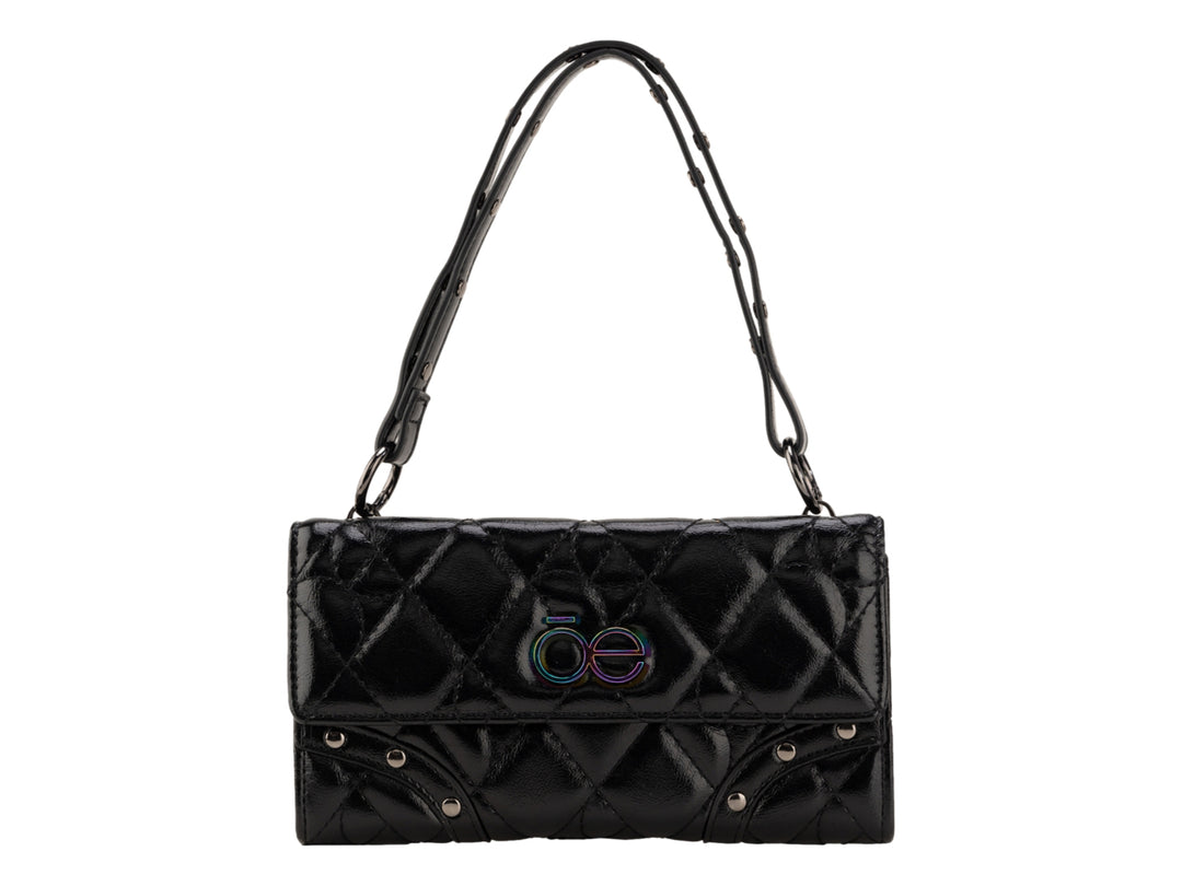 Bolso negro brillante de la marca Cloe con diseño acolchado y correa para el hombro.