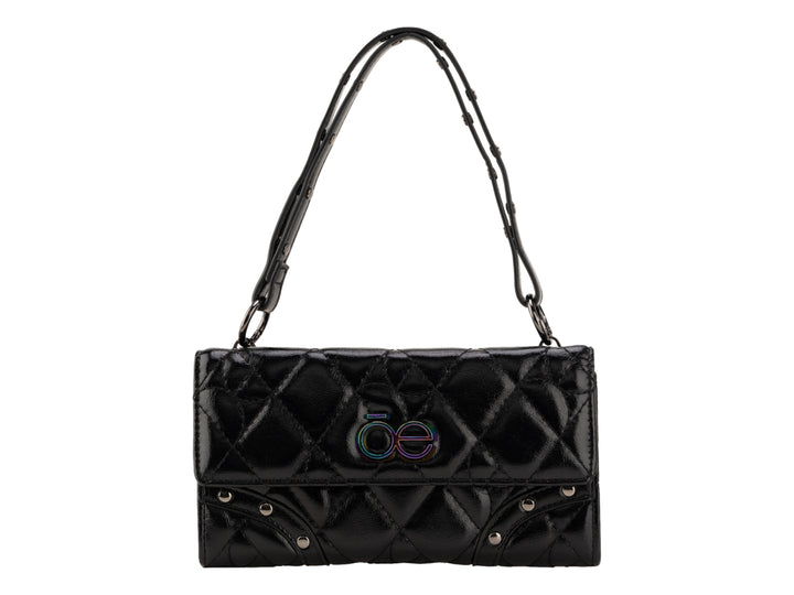 Bolso negro brillante de la marca Cloe con diseño acolchado y correa para el hombro.