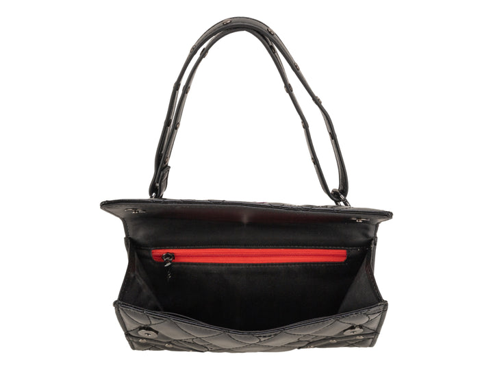 Bolso negro brillante de la marca Cloe con diseño acolchado y correa para el hombro.