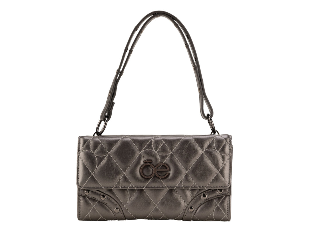 Bolso de mano Cloe color plata con acabado brillante, diseño acolchado y asa larga.