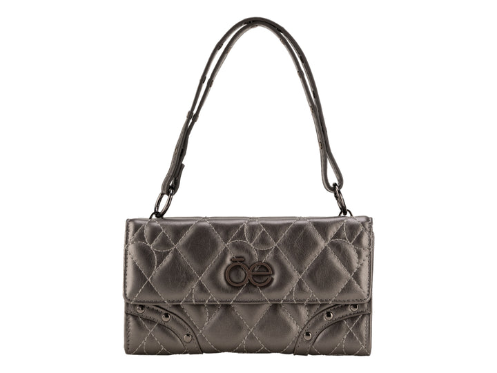 Bolso de mano Cloe color plata con acabado brillante, diseño acolchado y asa larga.