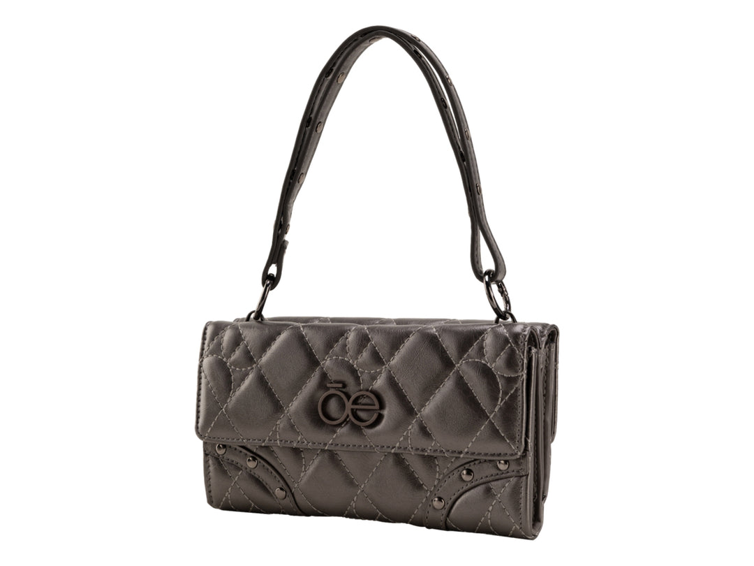 Bolso de mano Cloe color plata con acabado brillante, diseño acolchado y asa larga.