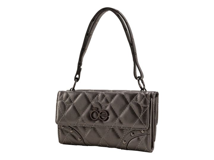 Bolso de mano Cloe color plata con acabado brillante, diseño acolchado y asa larga.