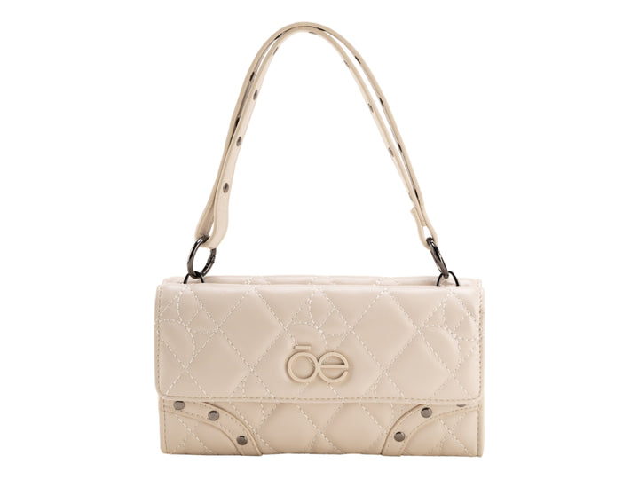 Bolso Cloe color beige con diseño acolchado, forma rectangular y asas largas.