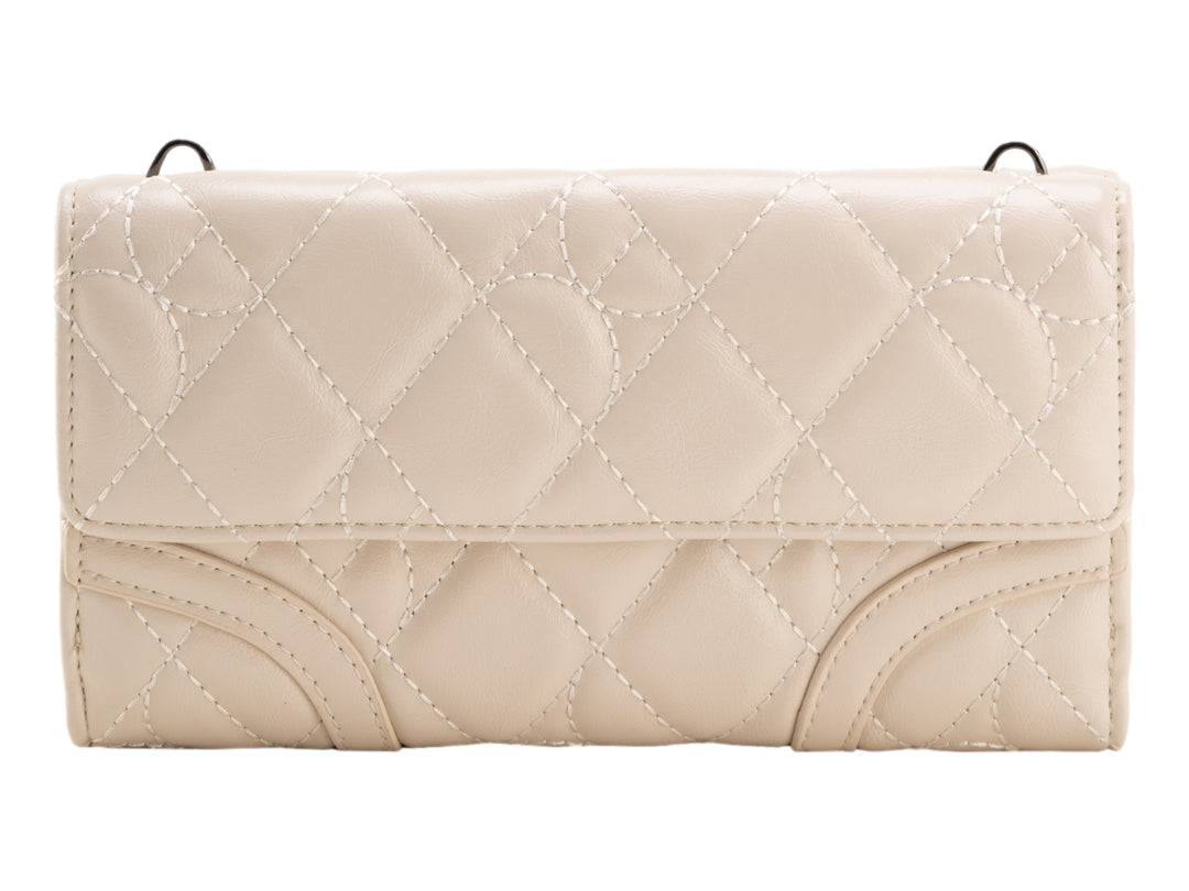 Bolso Cloe color beige con diseño acolchado, forma rectangular y asas largas.