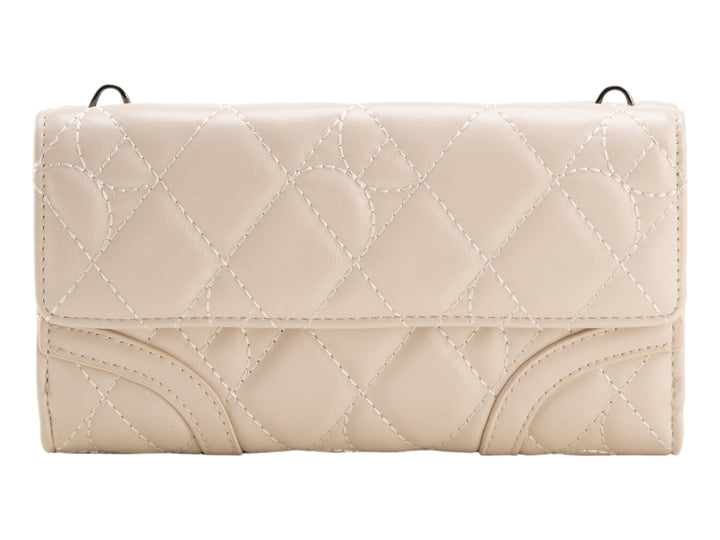 Bolso Cloe color beige con diseño acolchado, forma rectangular y asas largas.