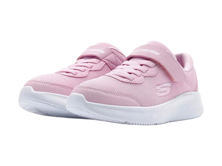 Tenis deportivos Skechers color rosa con suela blanca para niña.