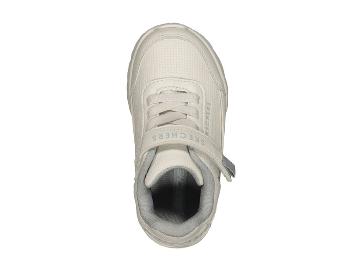 Tenis blancos Skechers con cierre de velcro y agujetas sobre fondo blanco.