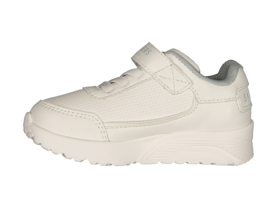 Tenis blancos Skechers con cierre de velcro y agujetas sobre fondo blanco.