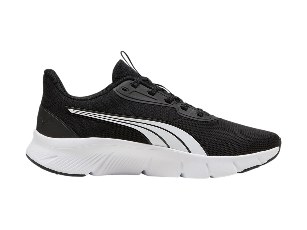 Tenis deportivos PUMA de color negro con suela blanca y franja lateral blanca.