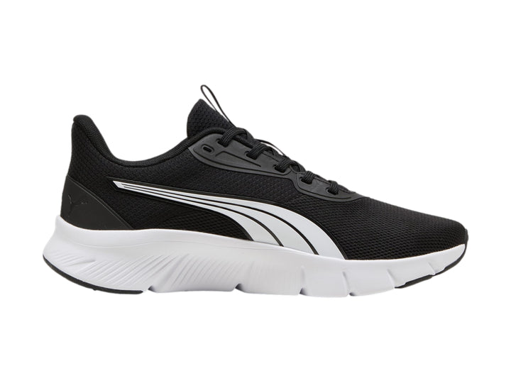 Tenis deportivos PUMA de color negro con suela blanca y franja lateral blanca.