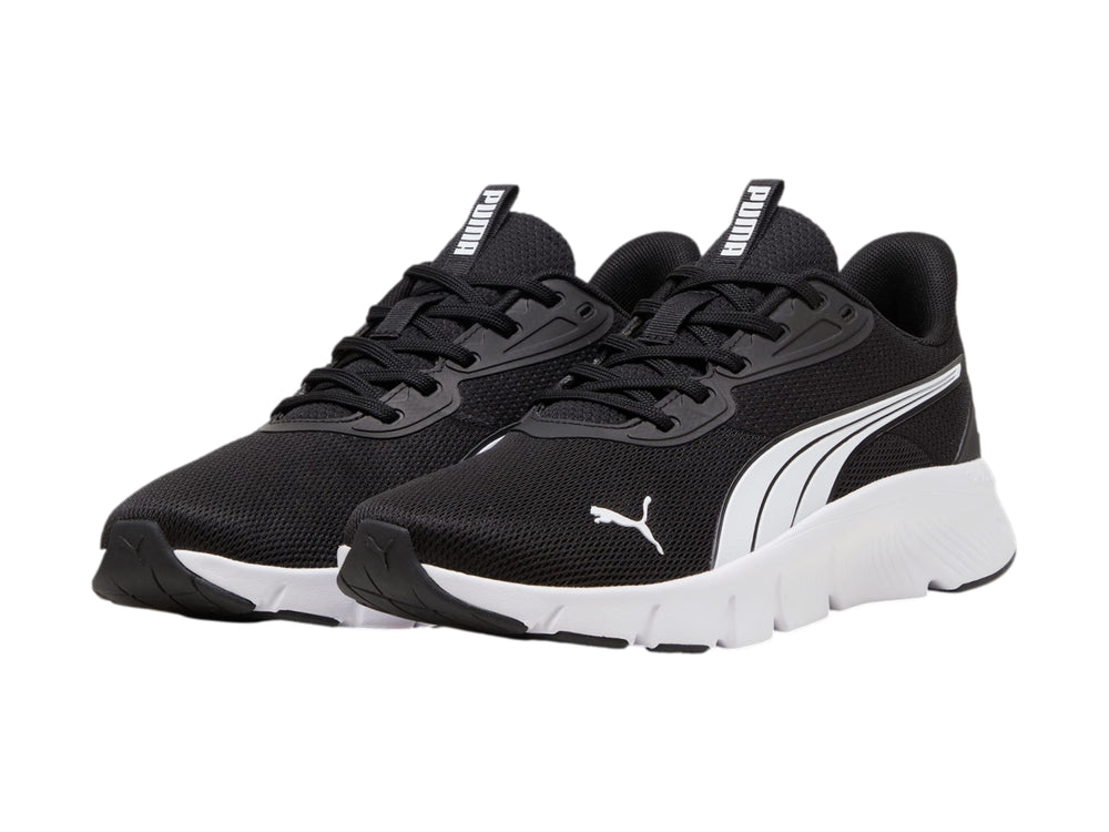 Tenis deportivos PUMA de color negro con suela blanca y franja lateral blanca.