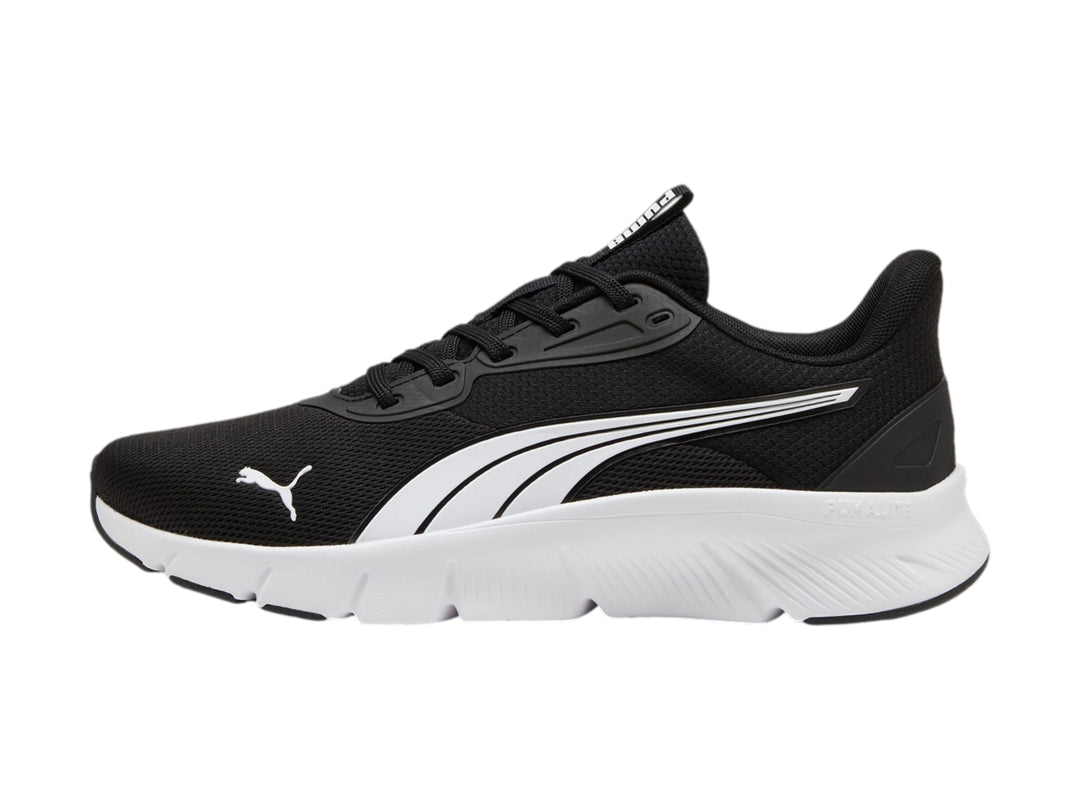 Tenis deportivos PUMA de color negro con suela blanca y franja lateral blanca.