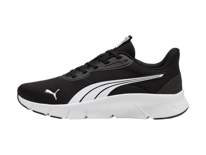 Tenis deportivos PUMA de color negro con suela blanca y franja lateral blanca.