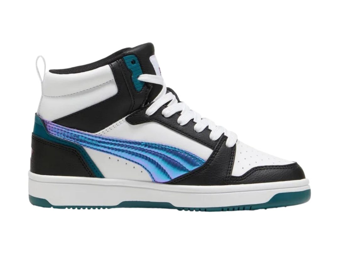Tenis PUMA Rebound V6 Mid en colores blanco y negro con franja iridiscente y suela verde.