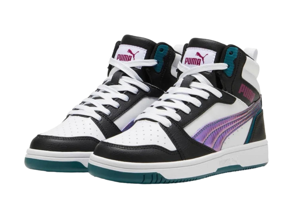 Tenis PUMA Rebound V6 Mid en colores blanco y negro con franja iridiscente y suela verde.