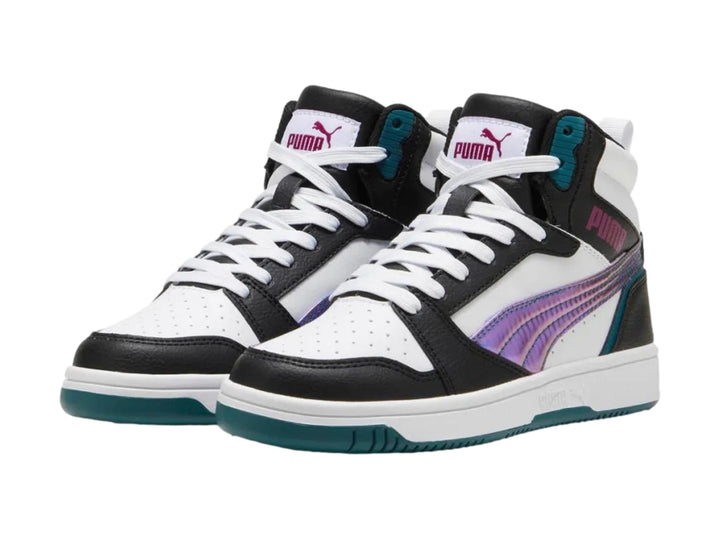 Tenis PUMA Rebound V6 Mid en colores blanco y negro con franja iridiscente y suela verde.