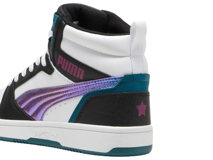 Tenis PUMA Rebound V6 Mid en colores blanco y negro con franja iridiscente y suela verde.