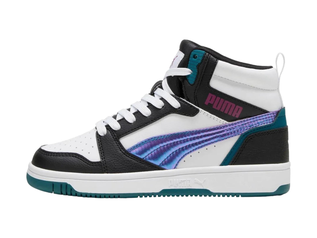 Tenis PUMA Rebound V6 Mid en colores blanco y negro con franja iridiscente y suela verde.