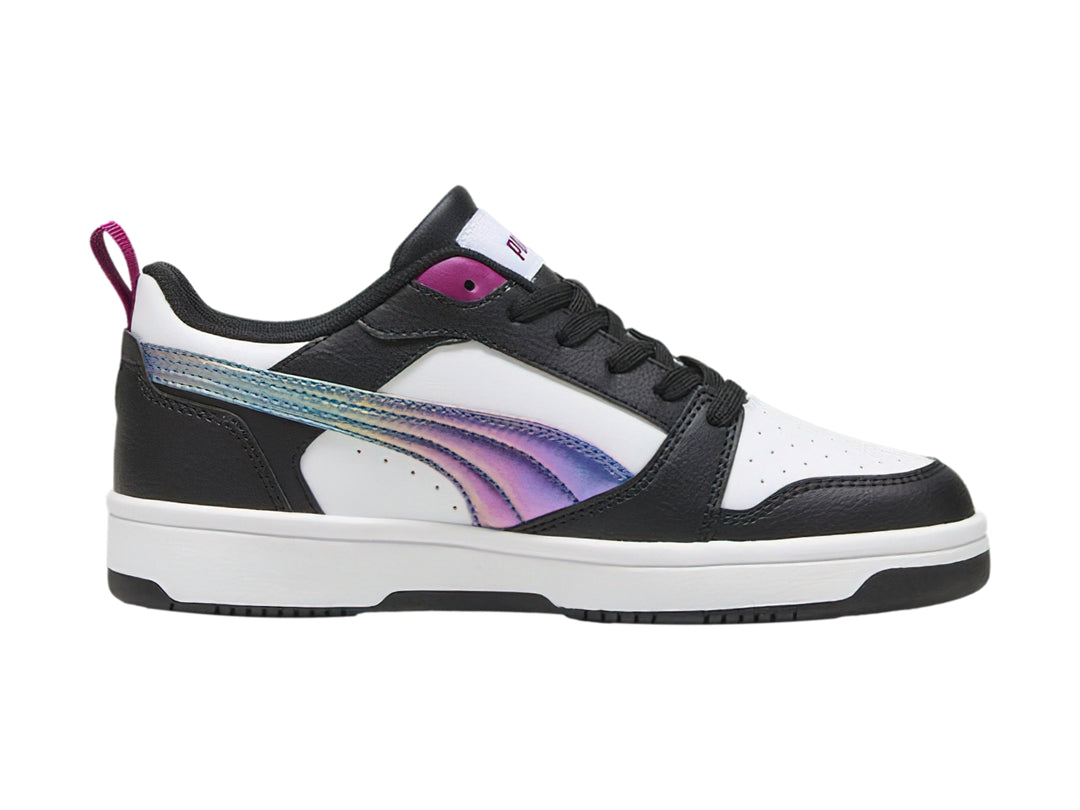 Tenis PUMA blanco y negro con franja iridiscente en tonos magenta y verde.
