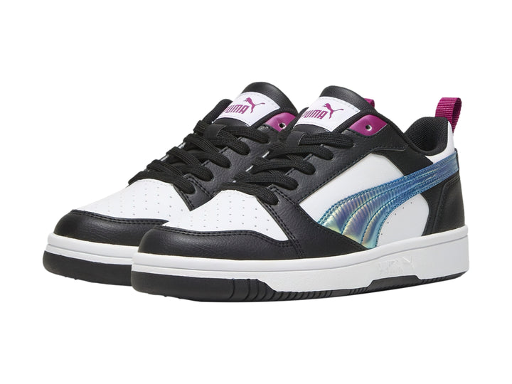 Tenis PUMA blanco y negro con franja iridiscente en tonos magenta y verde.
