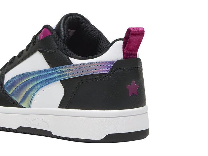 Tenis PUMA blanco y negro con franja iridiscente en tonos magenta y verde.