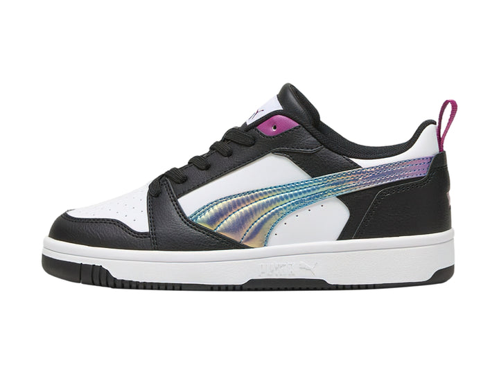 Tenis PUMA blanco y negro con franja iridiscente en tonos magenta y verde.