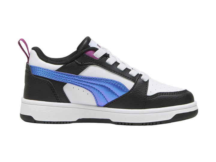 Tenis PUMA Rebound V6 Lo Bouncy Sky en colores negro, blanco y detalles en azul y magenta para niños.