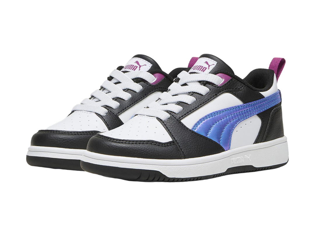 Tenis PUMA Rebound V6 Lo Bouncy Sky en colores negro, blanco y detalles en azul y magenta para niños.