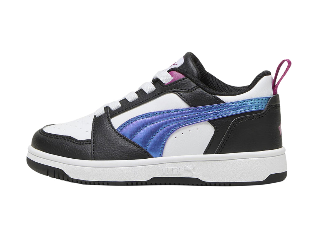Tenis PUMA Rebound V6 Lo Bouncy Sky en colores negro, blanco y detalles en azul y magenta para niños.