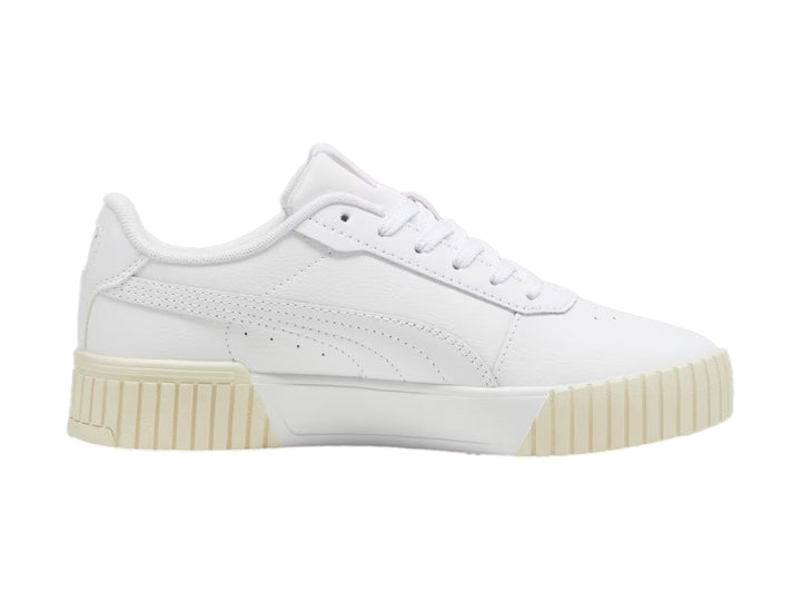Tenis PUMA Carina 2.0 en color blanco con suela plataforma en tono crema y detalles minimalistas.