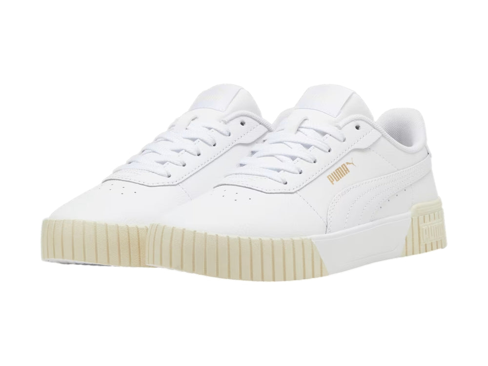 Tenis PUMA Carina 2.0 en color blanco con suela plataforma en tono crema y detalles minimalistas.