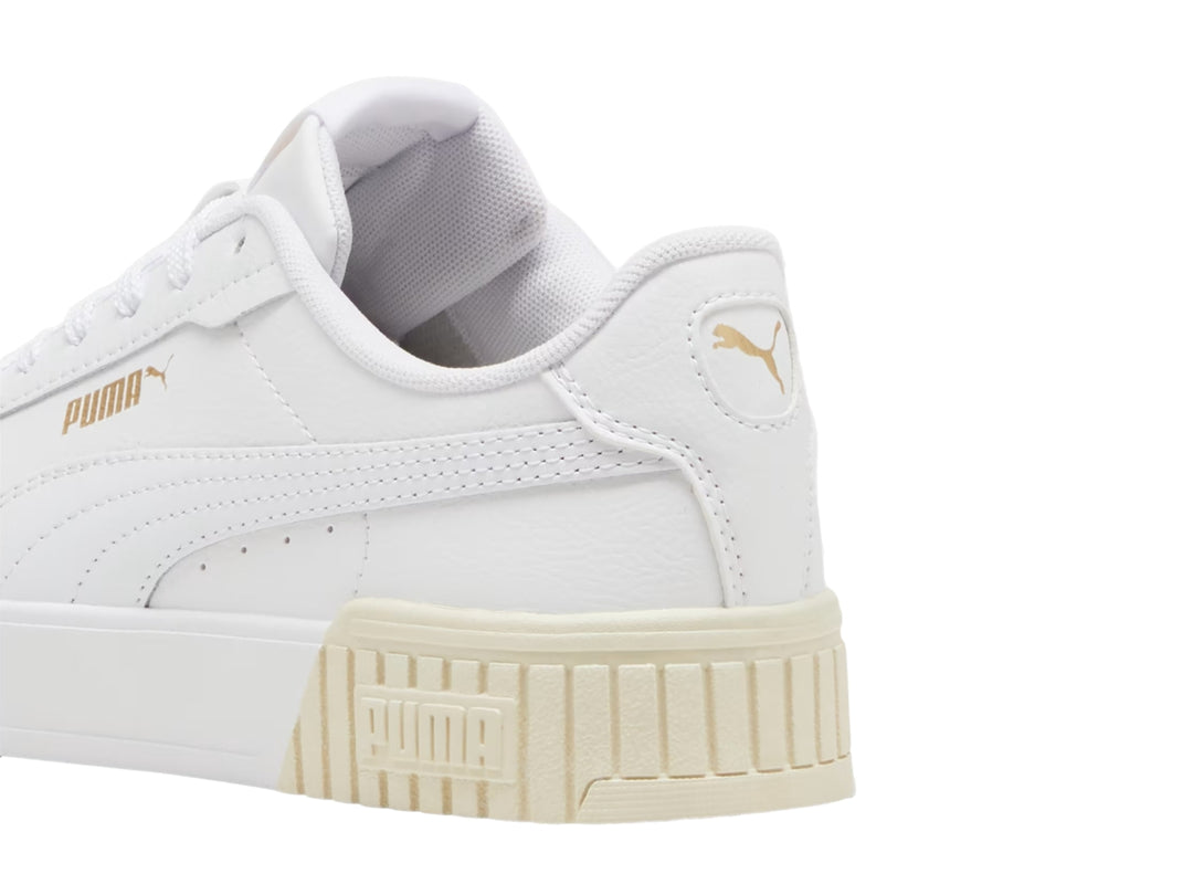 Tenis PUMA Carina 2.0 en color blanco con suela plataforma en tono crema y detalles minimalistas.